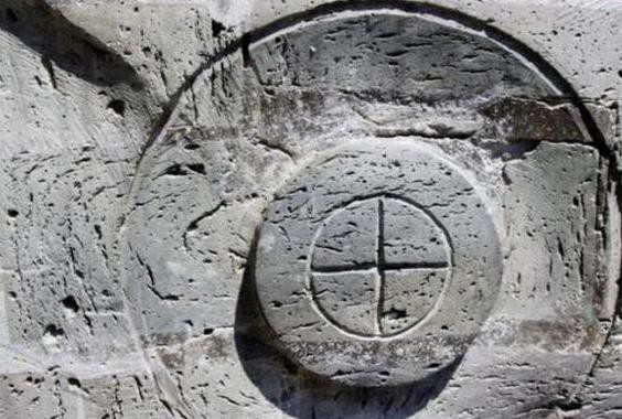 路边出现一辆宝马，无人驾驶，行人都争着和它拍照