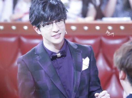 他是南段子王大红大紫，座驾简约时尚，红为钟爱音乐