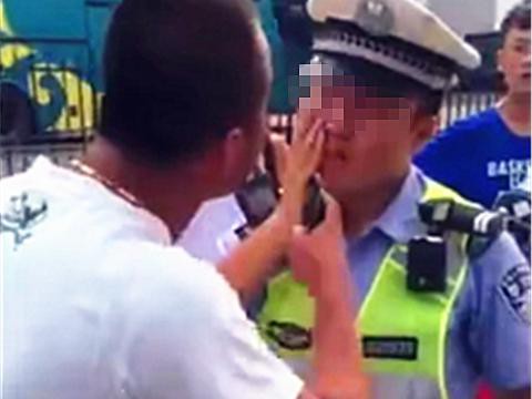 大连30岁小伙当街辱骂威胁交警引众怒 被警方拘留