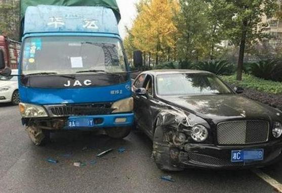 新买的宾利慕尚就被撞，害怕二次伤害众人抬着车子走