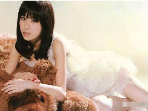 甜心教主成黄金剩女，前男友座驾竟是大众，价值百万