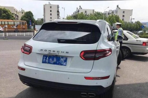 南京查获两辆“众泰保时捷”这样装逼，交警看不出来