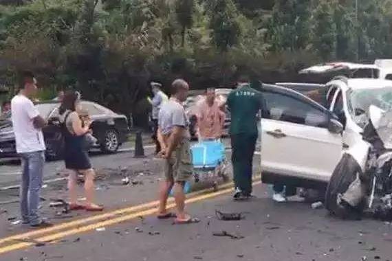 美系SUV与卡车高速对撞，车尽力了人放弃了