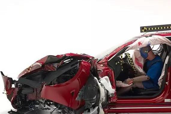 电动车天生就比燃油车安全差？