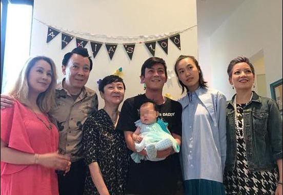 36岁的陈冠希首度公开女儿照，座驾各豪华，升级当爸