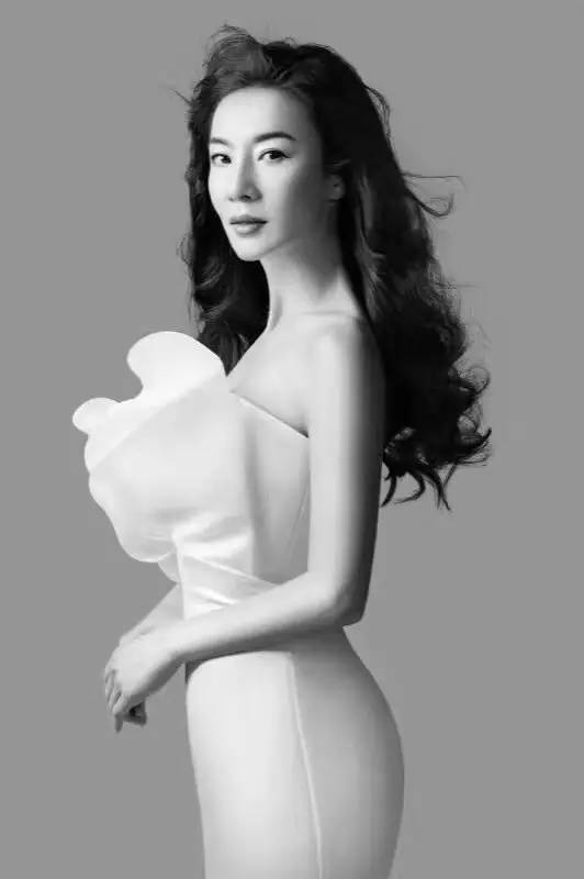 今年已经50岁的她