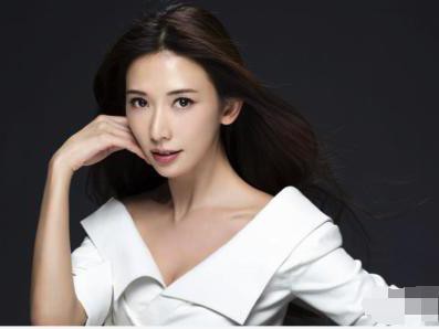 娱乐圈42岁黄金剩女，座驾复古风，疑与言承旭续情缘