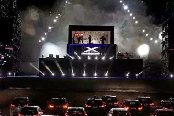 在BMW X5里看完“大电影”，完事还得人车接力？！