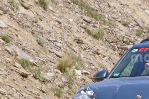 全新保时捷卡宴轻伪谍照曝光 有望9月亮相