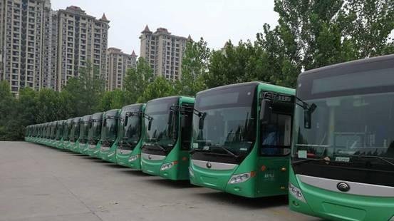 郑州今年首批200台新型纯电动公交车来了 可手机充电