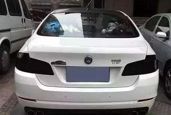 迈腾车主为躲避奥迪而撞吉利, 下车后看到排气管懵了