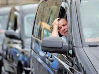 在城市里你都是如何对待堵车的？可能一脚钱包就瘪了