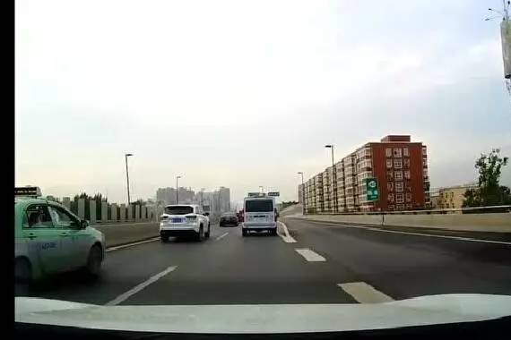 车视界丨强行变道还不打转向灯，太霸道！
