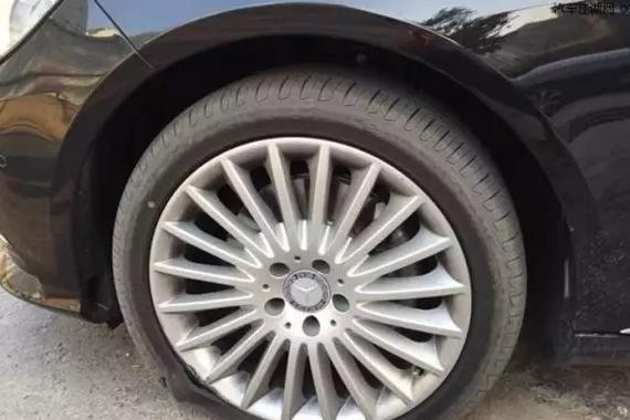 厂家不闻不问，奔驰E级爆胎寒透消费者的心