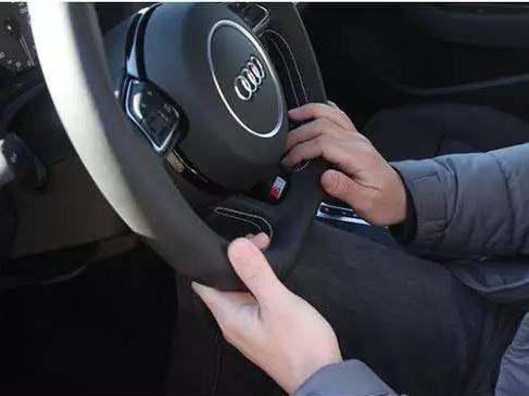 方向盘换个形状就能向百万超跑看齐？不懂小心被笑话