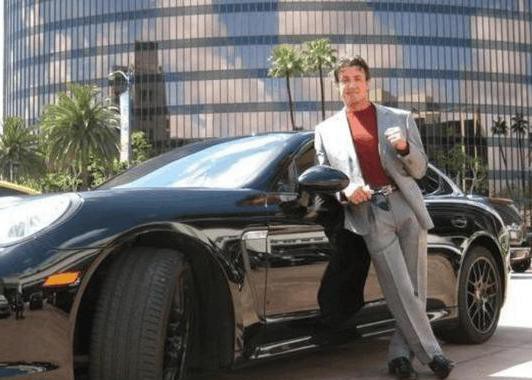 一部电影赚1.4亿，坐拥无数豪车，三个女儿颜值爆表