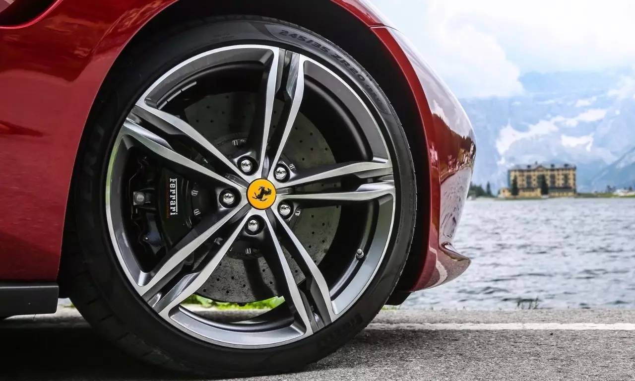 听说是法拉利第一辆SUV?豪华品牌最想干的事