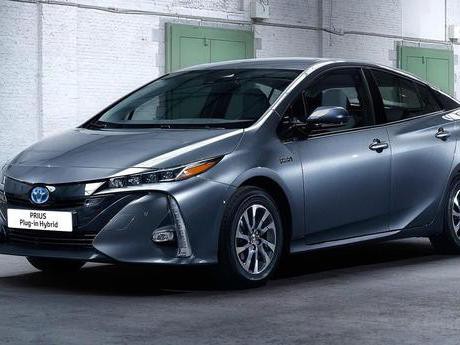 丰田这车有人嫌它贵，有人骂它丑！可世界卖第一