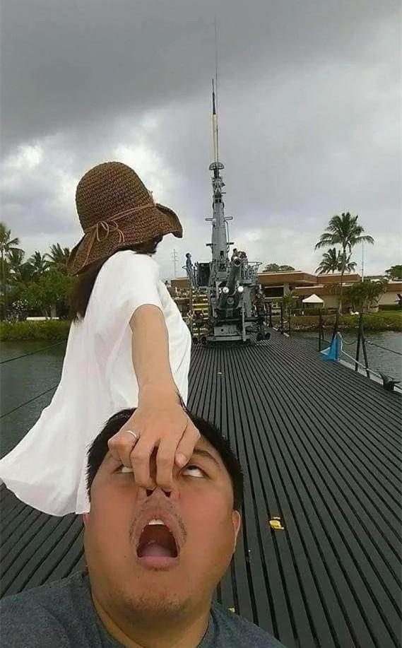 台湾夫妻的暴力搞笑照 暴力女友:跟我走!