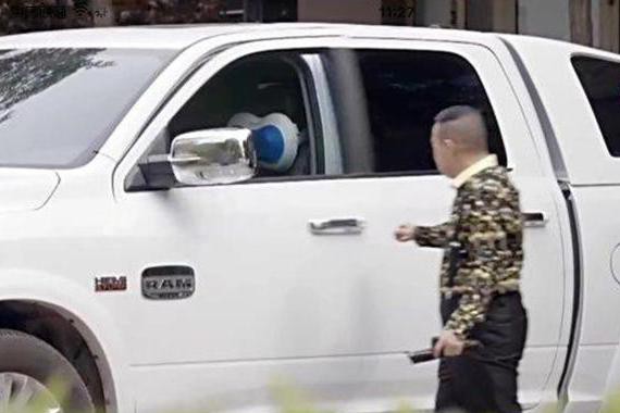 他身高一米六，钟爱大SUV，路虎加价依旧200万提车