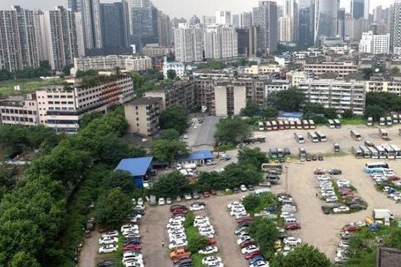 又见僵尸豪车停车场，一位网友说出了真相