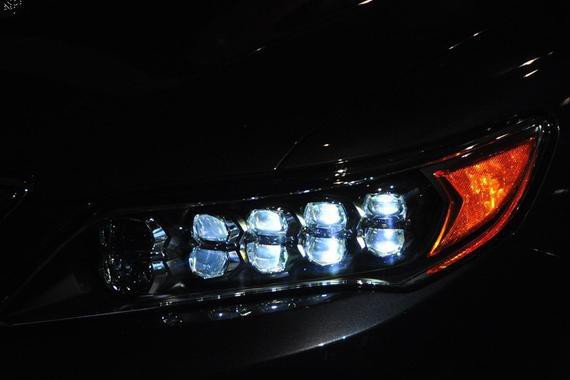 最低调的百万豪车，16颗钻石LED大灯，车标没人认识