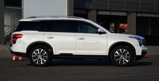 国产7座SUV,霸气不输路虎,不到17万还加价排