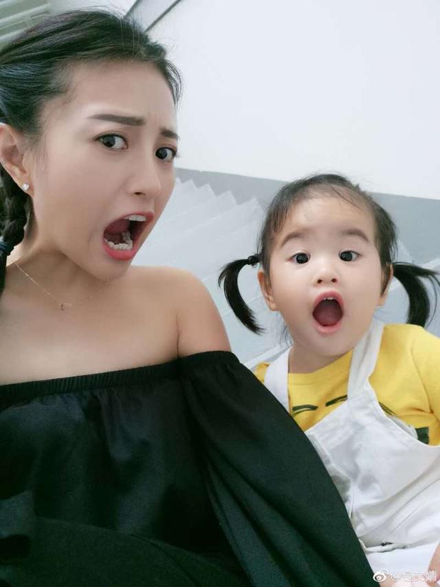 包贝尔饺子表情的新一波妈妈来袭,表情暴露模仿闺女包身体图片