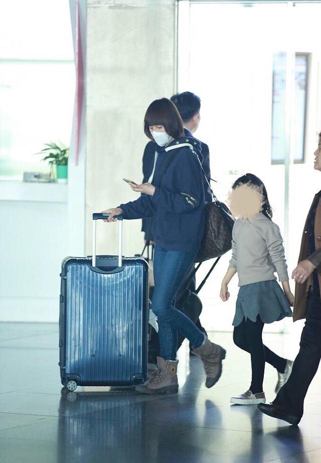 夏雨和袁泉女儿近照，都长这么大了，不仅活泼漂亮名字还很好听