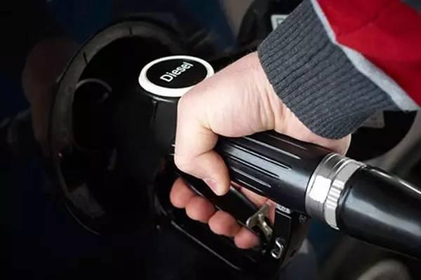 月收入多少才能养一台10万块钱的车?