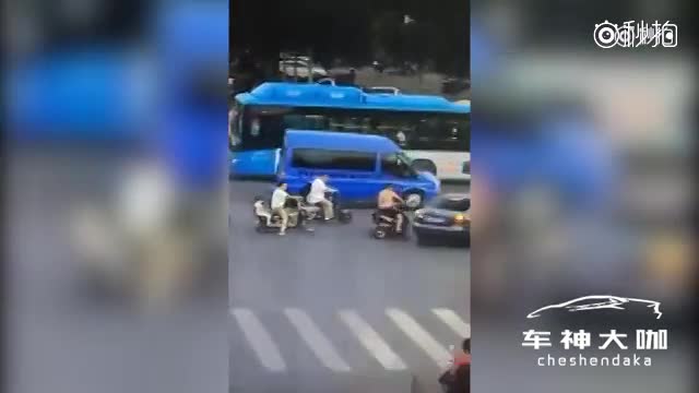 电动车男子马路中间走神，交警上前提醒却遭碾压