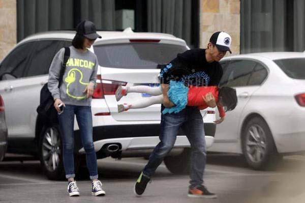 夏雨和袁泉女儿近照，都长这么大了，不仅活泼漂亮名字还很好听
