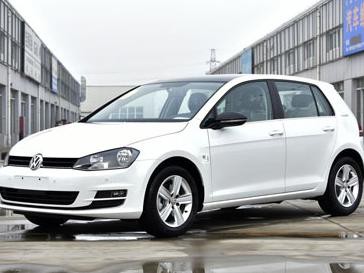 10多万的热门掀背车 动力强、配置高你选谁？