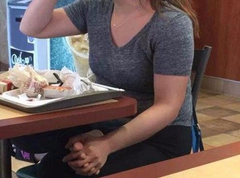 搞笑段子:男人小便,妹子也拍照,这样不好吧!