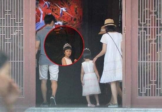 夏雨和袁泉女儿近照，都长这么大了，不仅活泼漂亮名字还很好听