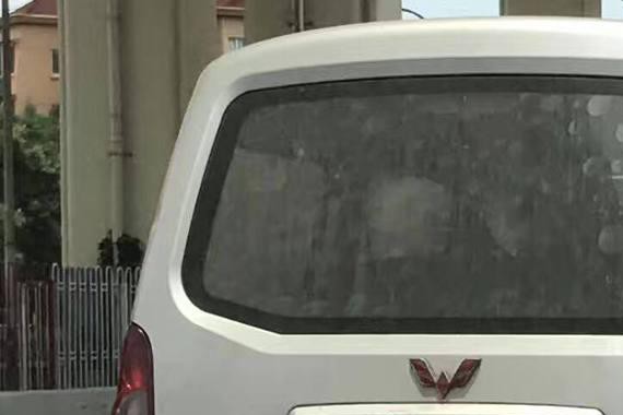 马路上，五菱荣光挂着沪牌招摇过市，力度不差豪车