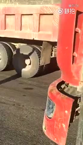 渣土车遮挡拍照被查，疯狂撞向路政车！