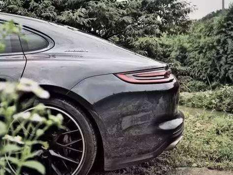 听说买Panamera行政加长版还送一辆911？