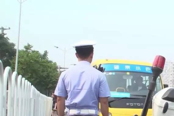 老司机再这么开车，就要告别驾照了