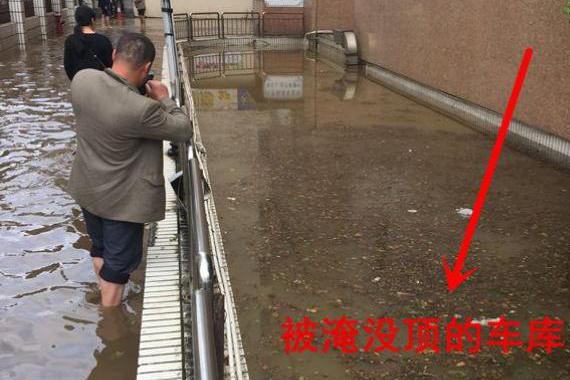 暴雨致昆明一小区83辆车被淹3天全报废 豪车变