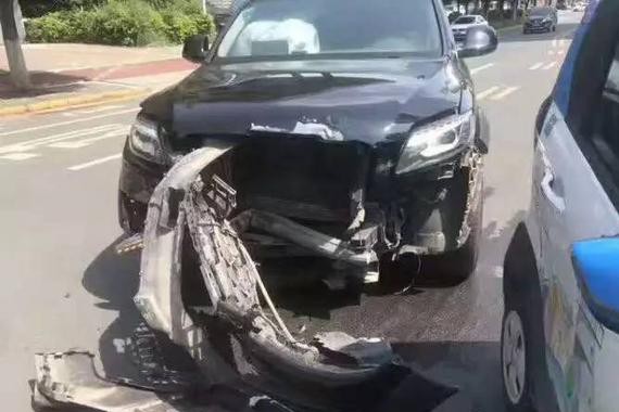 上汽通用五菱就E100撞奥迪Q7回应：人和车都安全啦