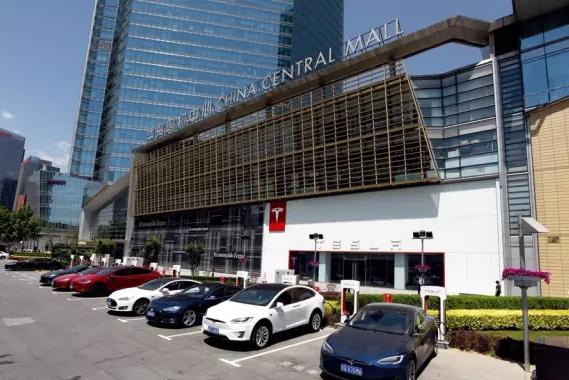 体验自动辅助驾驶，特斯拉开了一堂“公开课”