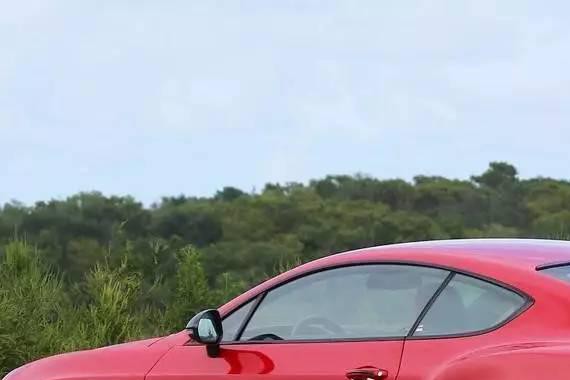 W12发动机，内饰却很糟糕，宾利新车玩什么花样