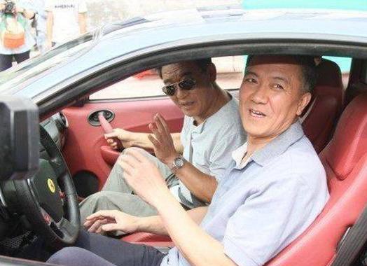 46岁凭《亮剑》李云龙走红，现身家千万，座驾仅15万