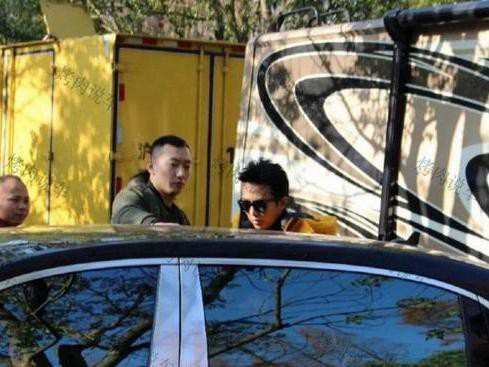 邓超弃两百万辉腾，买最顶配迈巴赫600，还买两辆！