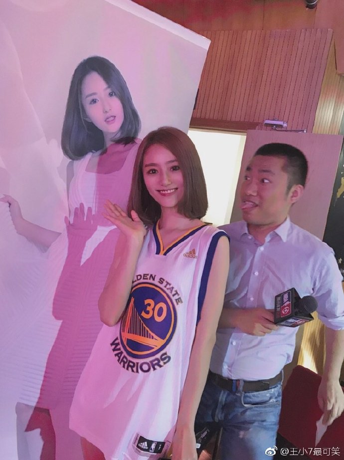 库里中国行身旁的女主持人是谁?她意外成为娇