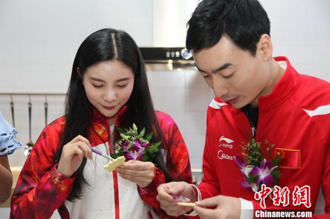 秦凯(右),何姿(中)亮相南京现场下厨.朱立春摄
