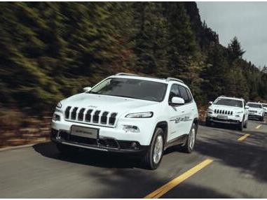 当红鲜肉杨洋开过几百万的车 也有二十万的车