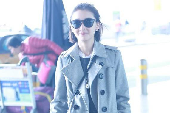 周冬雨英伦范儿启程伦敦时装周，小个子座驾倒是霸气