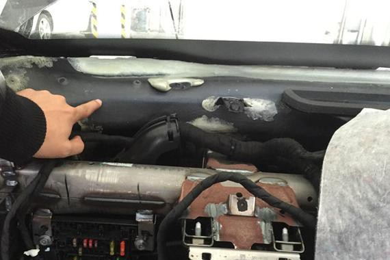 一开门臭味扑面而来，异味车你心“真黑”